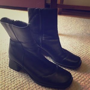 Naturalizer zip up boots